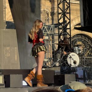 Adèle Castillon Instagram - Les festivals se passent trop bien, je m’éclate avec vous et j’espère croiser du monde encore tout l’été 🫵🏻🫵🏻❤️🧚‍♀️🧚‍♀️🧚‍♀️

Ça vous dit que je sorte un truc en l’honneur de cette superbe saison des festivals ?