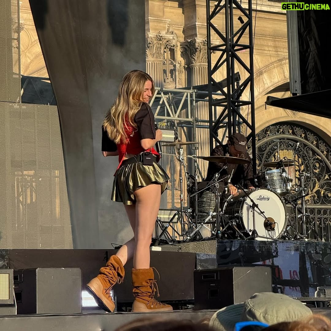 Adèle Castillon - 47.8K Likes - Les festivals se passent trop bien, je m’éclate avec vous et j’espère croiser du monde encore tout l’été 🫵🏻🫵🏻❤️🧚‍♀️🧚‍♀️🧚‍♀️

Ça vous dit que je sorte un truc en l’honneur de cette superbe saison des festivals ?