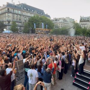 Adèle Castillon Instagram - Les festivals se passent trop bien, je m’éclate avec vous et j’espère croiser du monde encore tout l’été 🫵🏻🫵🏻❤️🧚♀️🧚♀️🧚♀️
Ça vous dit que je sorte un truc en l’honneur de cette superbe saison des festivals ?