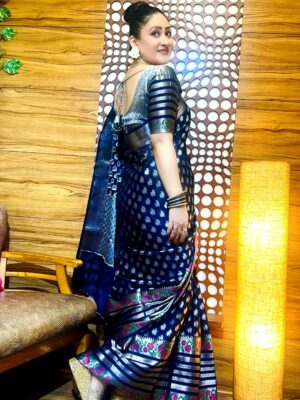 Aditi Sajwan Instagram - Wore a Sari for a Very Important Day and Felt every bit like a Param Sundari ✨🥰

#drapedreams#nariinasari#indianbeauty#pardesiya