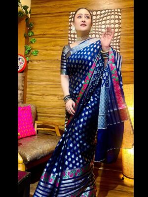 Aditi Sajwan Instagram - Wore a Sari for a Very Important Day and Felt every bit like a Param Sundari ✨🥰

#drapedreams#nariinasari#indianbeauty#pardesiya