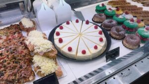 Ado Instagram - ケーキが会議してるね
#paris