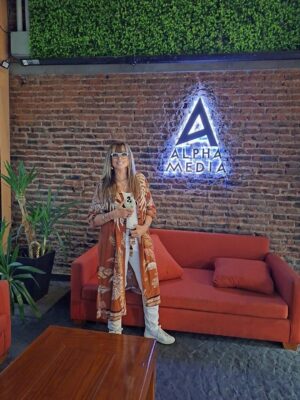 Adriana Salgueiro Instagram - UN DÍA DE MI VIDA COMPLETO , desde que me levanto 😉. #life #lifestyle #work #tv #radio