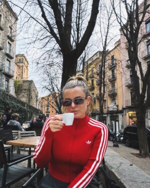 Adriana Torrebejano Instagram - Un poquito de estos días. Café. Mi amiga. El mar. Rodar una peli. Sitios maravillosos. Pasear. …Una nutria. 🤎🦦🤎