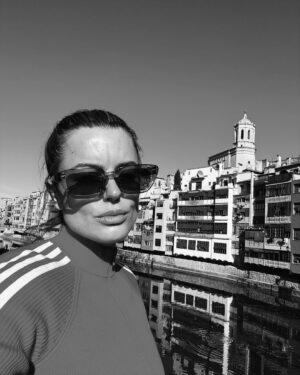 Adriana Torrebejano Instagram - Un poquito de estos días. Café. Mi amiga. El mar. Rodar una peli. Sitios maravillosos. Pasear. …Una nutria. 🤎🦦🤎