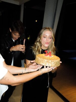 Adriana Torrebejano Instagram - Happy bday to me!!!! 🎂💞 este finde pasaron cositas… 
No puedo estar más feliz. La vida va de esto, de vivirla.