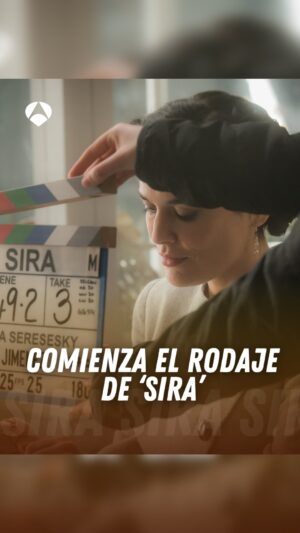 Adriana Ugarte Instagram - Sira Quiroga vuelve a @antena3com y nuestras vidas MUY PRONTO porque ya ha comenzado el rodaje de #Sira, la esperada continuación de ‘El Tiempo entre costuras’, serie basada en las novelas de @maria.duenas.oficial 📚✨

👉🏼@adrianaugarte10, @petervives y @rubencortada retoman sus papeles en ‘Sira’, 11 años después