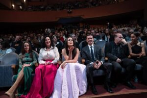 Adriana Ugarte Instagram - GRACIAS INMENSAS❤️ por este reconocimiento tan bello. Gracias compañeros de profesión por hacer del lugar de trabajo un espacio donde crear y sentirse segura.Un espacio al que quieres regresar.
Qué honor recibir el premio Almería Tierra de Cine @festivalmeria y miembros de la Diputación de Almería.

Y GRACIAS a todas las personas que lo hicieron posible💘🥹

💎 JOYAS 💎 

@joseluisjoyerias 
@rafael.casanova 
@pancreativestudio 

👗 VESTIDO PARA LA GALA DE APERTURA 👗 

@isabelsanchiscostura 
@galleryroomc 

✨LOOKS PARA RUEDA DE PRENSA Y PASEO DE LAS ESTRELLAS✨

@ehmoda 
@elenabeautyalien 
@sandroparis 
@marciano 
@guess 
@thomassabo 

💄MAQUILLAJE Y PELUQUERÍA 💄

@atipe.atu 

The best @juanantoniorosagomez ❤️