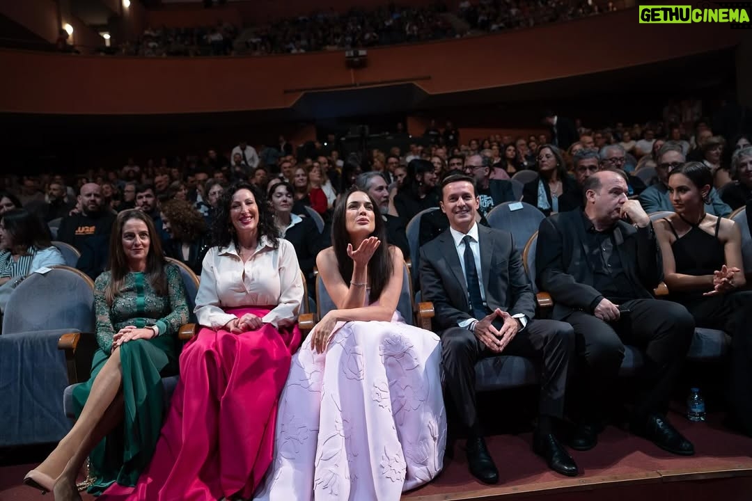 Adriana Ugarte - 12.4K Likes - GRACIAS INMENSAS❤️ por este reconocimiento tan bello. Gracias compañeros de profesión por hacer del lugar de trabajo un espacio donde crear y sentirse segura.Un espacio al que quieres regresar.
Qué honor recibir el premio Almería Tierra de Cine @festivalmeria y miembros de la Diputación de Almería.

Y GRACIAS a todas las personas que lo hicieron posible💘🥹

💎 JOYAS 💎 

@joseluisjoyerias 
@rafael.casanova 
@pancreativestudio 

👗 VESTIDO PARA LA GALA DE APERTURA 👗 

@isabelsanchiscostura 
@galleryroomc 

✨LOOKS PARA RUEDA DE PRENSA Y PASEO DE LAS ESTRELLAS✨

@ehmoda 
@elenabeautyalien 
@sandroparis 
@marciano 
@guess 
@thomassabo 

💄MAQUILLAJE Y PELUQUERÍA 💄

@atipe.atu 

The best @juanantoniorosagomez ❤️