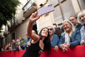 Adriana Ugarte Instagram - GRACIAS INMENSAS❤️ por este reconocimiento tan bello. Gracias compañeros de profesión por hacer del lugar de trabajo un espacio donde crear y sentirse segura.Un espacio al que quieres regresar.
Qué honor recibir el premio Almería Tierra de Cine @festivalmeria y miembros de la Diputación de Almería.

Y GRACIAS a todas las personas que lo hicieron posible💘🥹

💎 JOYAS 💎 

@joseluisjoyerias 
@rafael.casanova 
@pancreativestudio 

👗 VESTIDO PARA LA GALA DE APERTURA 👗 

@isabelsanchiscostura 
@galleryroomc 

✨LOOKS PARA RUEDA DE PRENSA Y PASEO DE LAS ESTRELLAS✨

@ehmoda 
@elenabeautyalien 
@sandroparis 
@marciano 
@guess 
@thomassabo 

💄MAQUILLAJE Y PELUQUERÍA 💄

@atipe.atu 

The best @juanantoniorosagomez ❤️