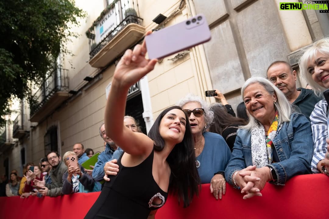 Adriana Ugarte - 12.4K Likes - GRACIAS INMENSAS❤️ por este reconocimiento tan bello. Gracias compañeros de profesión por hacer del lugar de trabajo un espacio donde crear y sentirse segura.Un espacio al que quieres regresar.
Qué honor recibir el premio Almería Tierra de Cine @festivalmeria y miembros de la Diputación de Almería.

Y GRACIAS a todas las personas que lo hicieron posible💘🥹

💎 JOYAS 💎 

@joseluisjoyerias 
@rafael.casanova 
@pancreativestudio 

👗 VESTIDO PARA LA GALA DE APERTURA 👗 

@isabelsanchiscostura 
@galleryroomc 

✨LOOKS PARA RUEDA DE PRENSA Y PASEO DE LAS ESTRELLAS✨

@ehmoda 
@elenabeautyalien 
@sandroparis 
@marciano 
@guess 
@thomassabo 

💄MAQUILLAJE Y PELUQUERÍA 💄

@atipe.atu 

The best @juanantoniorosagomez ❤️