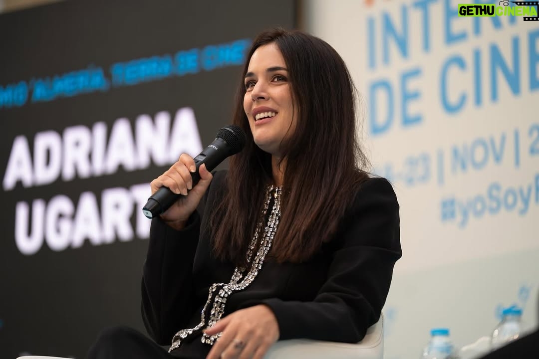 Adriana Ugarte - 12.4K Likes - GRACIAS INMENSAS❤️ por este reconocimiento tan bello. Gracias compañeros de profesión por hacer del lugar de trabajo un espacio donde crear y sentirse segura.Un espacio al que quieres regresar.
Qué honor recibir el premio Almería Tierra de Cine @festivalmeria y miembros de la Diputación de Almería.

Y GRACIAS a todas las personas que lo hicieron posible💘🥹

💎 JOYAS 💎 

@joseluisjoyerias 
@rafael.casanova 
@pancreativestudio 

👗 VESTIDO PARA LA GALA DE APERTURA 👗 

@isabelsanchiscostura 
@galleryroomc 

✨LOOKS PARA RUEDA DE PRENSA Y PASEO DE LAS ESTRELLAS✨

@ehmoda 
@elenabeautyalien 
@sandroparis 
@marciano 
@guess 
@thomassabo 

💄MAQUILLAJE Y PELUQUERÍA 💄

@atipe.atu 

The best @juanantoniorosagomez ❤️