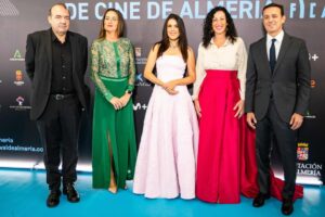 Adriana Ugarte Instagram - GRACIAS INMENSAS❤️ por este reconocimiento tan bello. Gracias compañeros de profesión por hacer del lugar de trabajo un espacio donde crear y sentirse segura.Un espacio al que quieres regresar.
Qué honor recibir el premio Almería Tierra de Cine @festivalmeria y miembros de la Diputación de Almería.

Y GRACIAS a todas las personas que lo hicieron posible💘🥹

💎 JOYAS 💎 

@joseluisjoyerias 
@rafael.casanova 
@pancreativestudio 

👗 VESTIDO PARA LA GALA DE APERTURA 👗 

@isabelsanchiscostura 
@galleryroomc 

✨LOOKS PARA RUEDA DE PRENSA Y PASEO DE LAS ESTRELLAS✨

@ehmoda 
@elenabeautyalien 
@sandroparis 
@marciano 
@guess 
@thomassabo 

💄MAQUILLAJE Y PELUQUERÍA 💄

@atipe.atu 

The best @juanantoniorosagomez ❤️