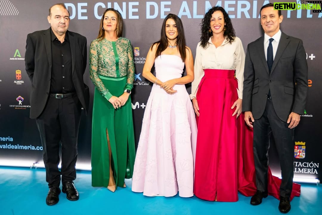 Adriana Ugarte - 12.4K Likes - GRACIAS INMENSAS❤️ por este reconocimiento tan bello. Gracias compañeros de profesión por hacer del lugar de trabajo un espacio donde crear y sentirse segura.Un espacio al que quieres regresar.
Qué honor recibir el premio Almería Tierra de Cine @festivalmeria y miembros de la Diputación de Almería.

Y GRACIAS a todas las personas que lo hicieron posible💘🥹

💎 JOYAS 💎 

@joseluisjoyerias 
@rafael.casanova 
@pancreativestudio 

👗 VESTIDO PARA LA GALA DE APERTURA 👗 

@isabelsanchiscostura 
@galleryroomc 

✨LOOKS PARA RUEDA DE PRENSA Y PASEO DE LAS ESTRELLAS✨

@ehmoda 
@elenabeautyalien 
@sandroparis 
@marciano 
@guess 
@thomassabo 

💄MAQUILLAJE Y PELUQUERÍA 💄

@atipe.atu 

The best @juanantoniorosagomez ❤️