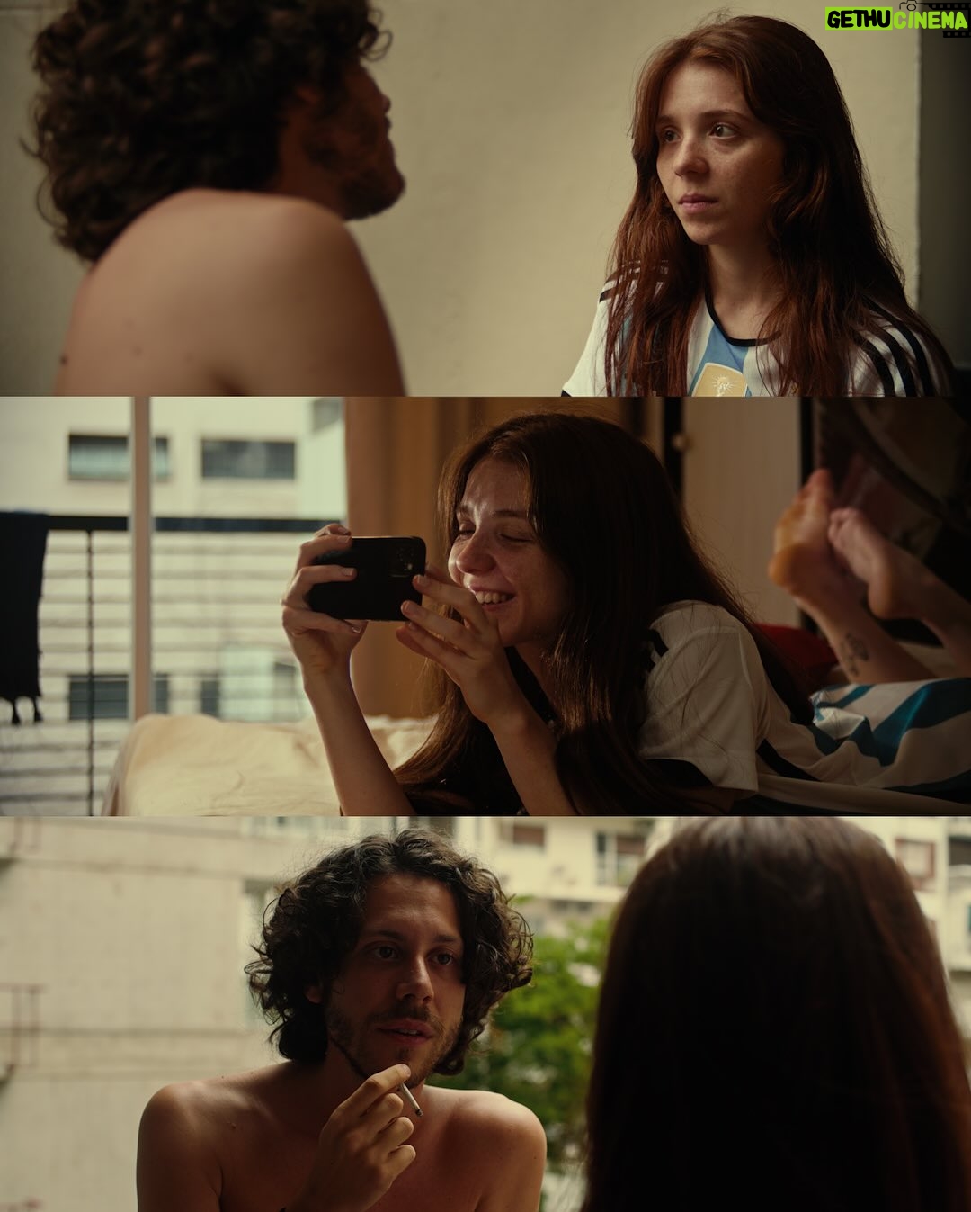Agustina Cabo - 5.3K Likes - “Tu cuerpo en mi habitación” va a tener su premiere mundial en la competencia del Festival Internacional de cine de Edimburgo🏴󠁧󠁢󠁳󠁣󠁴󠁿

Un corto sobre la nostalgia, el amor, el sexo y las despedidas. El proceso de este corto fue simple. Yo quería despedir mi departamento y Agus tenía muchas ideas sobre amor e intimidad. Una madrugada nos mandamos mensajitos. A eso le siguió una reunión con Alan y ella para charlar sobre dos personajes que aún no conocíamos pero hacían cosas en un departamento, y algo los apuraba, los robotizaba. Es lo que sabíamos. A la semana les mandé el guion y el finde estabamos filmando. Luna materializó la escenografía del espacio, Joaco y Mauje lo registraron, tanto en cámara como en sonido. Agus y Alan le dieron vida. Yo uní sus pedacitos en el montaje y Santi y Juampi lo sonorizaron. Del resto se encargó el Pity, el rey de la nostalgia por excelencia.

Quienes estén por el Reino Unido en agosto lo van a poder ver en las siguientes funciones:
- Saturday 16 August / 15:20 Cameo 1
- Sunday 17 August / 12:45 / Hawthornden Lecture Theatre / SDH
- Monday 18 August / 12:00 / Vue Omni 11
- Monday 18 August / 18:45 / Filmhouse 3 / SDH

Aguante el cine independiente, aguante filmar con amigos. Gracias Agus y Alan por poner sus cuerpos para ayudarme a sacar todas estas emociones que tenía adentro. Gracias por convertir los recuerdos en algo tan lindo y eterno como lo es el cine.

El afiche es de la increíble y también coautora de recuerdos de Las Heras @jaztaiah 🙌🏻