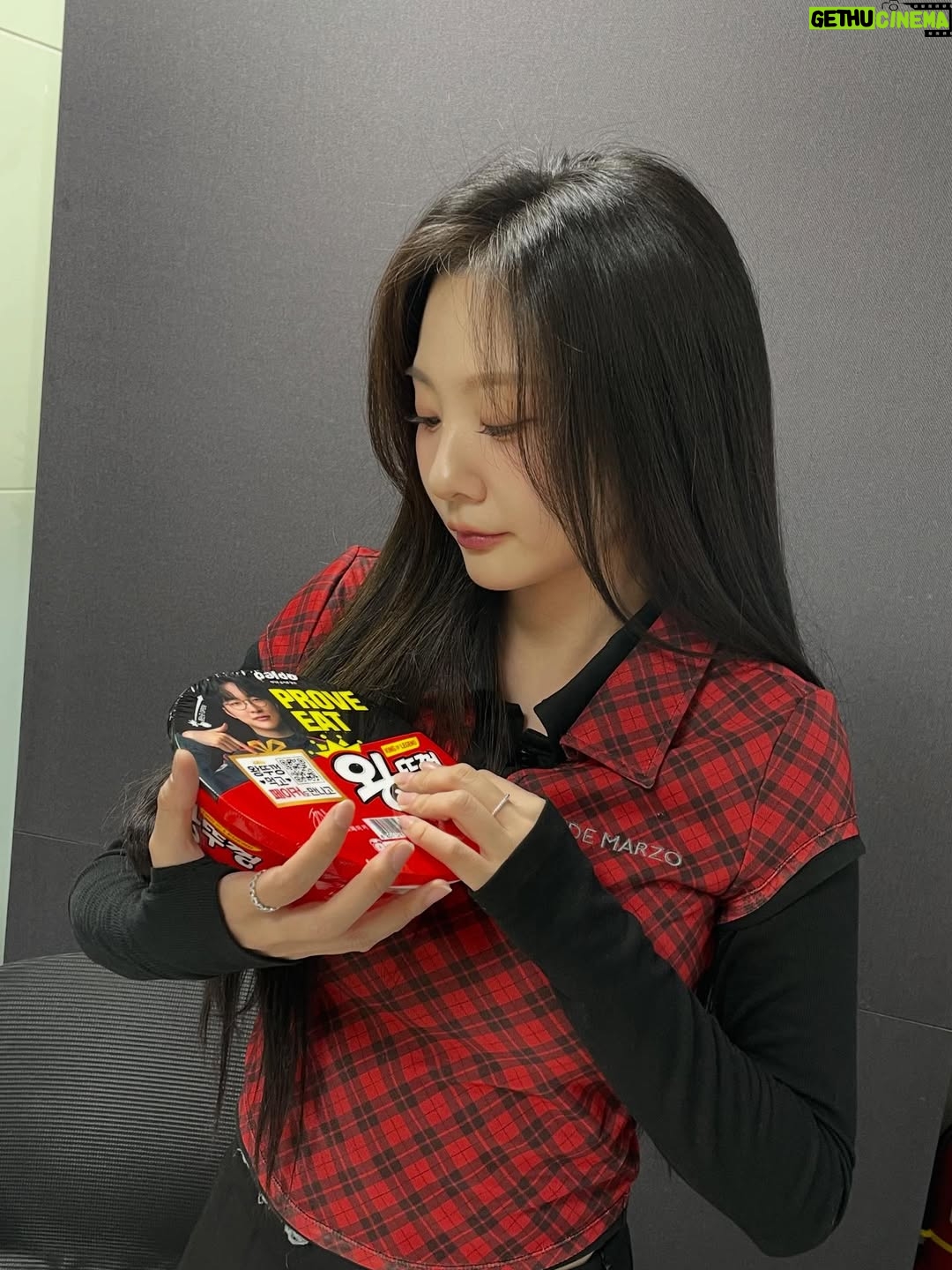 Ahn Ji-young - 36.2K Likes - 페이커님을 만나다😳