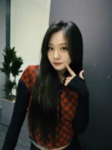 Ahn Ji-young Instagram - 페이커님을 만나다😳