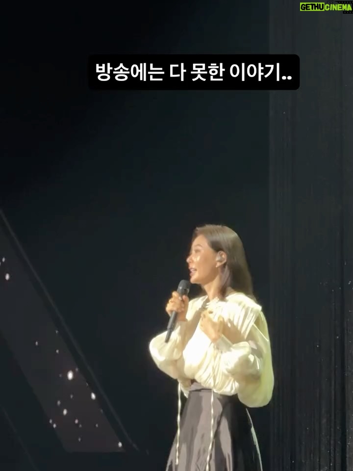 Ahn Sun-Young - 2.9K Likes - 어제 방송나간 이후로 정말 많은 응원과 사랑과 격려를 받았어요… 감사합니다. 
엄마 쓰러지시고 모든게 멈추고 세상에 오롯이 나홀로 흑백으로 흘러가는것만 같던 1년여의 시간동안.. 감당할수 없을 정도의 고통스럽던 간병의 시간들을 
모두다 보상받는 기분이에요. 

피한방울 섞이지않은 남들이 나서서 홀로 매달 14시간 비행기를 타고 엄마를 보러 오는 내어깨의 짐을 덜어주겠다며 나없는 시간동안 나대신 엄마를 보러가고 목욕을 시키고 병원에 간식을 나르고 엄마의 안부를 대신 전해주는 그 맘들덕에… 이 모든것들을 감당하고 이겨낼수 있었어요. 
힘들고 어려웠던 수술후유증 치료시간을 엄마도 잘 버텨내신덕에, 지금은 마비나 손떨림 증상은 다 호전되었고 인지장애외에는 신체는 너무 건강히 잘먹고 잘자고 잘 지냐고 계세요. 
서울-토론토 혼자 매달 날아다니는 선영이 짠하다며, 너무 감사하게도, 엄마의 절친분들이 나서서 돌아가며 엄마를 매주 면회할수 있는 스케쥴을 짜서 저랑 단체방을 통해 엄마 안부를 제게 전해주시고 계시고, 그중 한분이 요양보호사로 일하시며 엄마와 같은 요양시설에 상주중이셔서 매일 아침저녁 엄마랑 통화도 시켜주시고 엄마도 기억못하는 엄마의 하루일과를 저에게 소상히 알려주세요. 

너무 감사하죠. 이게 다 “엄마 스스로 만들어 둔 인연”이 저를 도와주시는거니까…  엄마가 저를 위해 대비해둔것 같아 매순간 뭉클하네요. 

못하는 노래 연습에 안무연습에 서울도착하자마자 일주일안에 의상픽업에 엄마 퇴원에, 시설 이사에, 외래진료에 나 집 이사에 혼자해대며 솔직히 괜히 출연한다했나 너무 후회했거든요 , 몸도 맘도 지치고 너무 힘들어서요. 

근데 또 이렇게 친구들이 다함께 나서서 힘을 주고 도와주고 나대신 엄마를 모시고 씻기고 입히고 이쁘게 단장을 시켜서 방청석에 모시고 앉은덕에… 
너무 좋아하시며 노래따라부르며 즐기는 모습을 뒤늦게 어제 방송으로 보며 또 엉엉울었어요. 

엄마가 아직 너무 곱고 이쁘고 밝아서요. 

하길 넘 잘했네요. 엄마는 오늘 재방을 보여드려도 아무것도 기억을 못하시지만, 보여드릴때마다 좋아하세요. 

다시한번, 엄마와 제게 평생 남을 좋은 추억 만들어주신 #블후의명곡 관계자여러분께 깊은 감사를 드립니다. 

방송보시고 함께 울고 웃어주시고 응원해주시는 모든분들께도 감사합니다. 

#살다보니살아진다