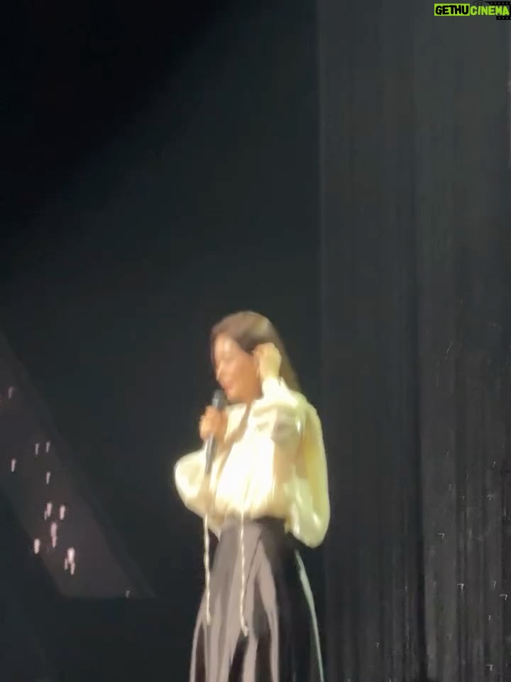 Ahn Sun-Young - 2.9K Likes - 어제 방송나간 이후로 정말 많은 응원과 사랑과 격려를 받았어요… 감사합니다. 
엄마 쓰러지시고 모든게 멈추고 세상에 오롯이 나홀로 흑백으로 흘러가는것만 같던 1년여의 시간동안.. 감당할수 없을 정도의 고통스럽던 간병의 시간들을 
모두다 보상받는 기분이에요. 

피한방울 섞이지않은 남들이 나서서 홀로 매달 14시간 비행기를 타고 엄마를 보러 오는 내어깨의 짐을 덜어주겠다며 나없는 시간동안 나대신 엄마를 보러가고 목욕을 시키고 병원에 간식을 나르고 엄마의 안부를 대신 전해주는 그 맘들덕에… 이 모든것들을 감당하고 이겨낼수 있었어요. 
힘들고 어려웠던 수술후유증 치료시간을 엄마도 잘 버텨내신덕에, 지금은 마비나 손떨림 증상은 다 호전되었고 인지장애외에는 신체는 너무 건강히 잘먹고 잘자고 잘 지냐고 계세요. 
서울-토론토 혼자 매달 날아다니는 선영이 짠하다며, 너무 감사하게도, 엄마의 절친분들이 나서서 돌아가며 엄마를 매주 면회할수 있는 스케쥴을 짜서 저랑 단체방을 통해 엄마 안부를 제게 전해주시고 계시고, 그중 한분이 요양보호사로 일하시며 엄마와 같은 요양시설에 상주중이셔서 매일 아침저녁 엄마랑 통화도 시켜주시고 엄마도 기억못하는 엄마의 하루일과를 저에게 소상히 알려주세요. 

너무 감사하죠. 이게 다 “엄마 스스로 만들어 둔 인연”이 저를 도와주시는거니까…  엄마가 저를 위해 대비해둔것 같아 매순간 뭉클하네요. 

못하는 노래 연습에 안무연습에 서울도착하자마자 일주일안에 의상픽업에 엄마 퇴원에, 시설 이사에, 외래진료에 나 집 이사에 혼자해대며 솔직히 괜히 출연한다했나 너무 후회했거든요 , 몸도 맘도 지치고 너무 힘들어서요. 

근데 또 이렇게 친구들이 다함께 나서서 힘을 주고 도와주고 나대신 엄마를 모시고 씻기고 입히고 이쁘게 단장을 시켜서 방청석에 모시고 앉은덕에… 
너무 좋아하시며 노래따라부르며 즐기는 모습을 뒤늦게 어제 방송으로 보며 또 엉엉울었어요. 

엄마가 아직 너무 곱고 이쁘고 밝아서요. 

하길 넘 잘했네요. 엄마는 오늘 재방을 보여드려도 아무것도 기억을 못하시지만, 보여드릴때마다 좋아하세요. 

다시한번, 엄마와 제게 평생 남을 좋은 추억 만들어주신 #블후의명곡 관계자여러분께 깊은 감사를 드립니다. 

방송보시고 함께 울고 웃어주시고 응원해주시는 모든분들께도 감사합니다. 

#살다보니살아진다
