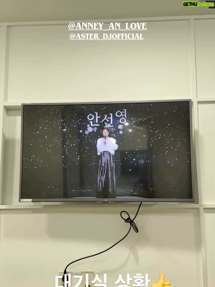 Ahn Sun-Young - 2.9K Likes - 어제 방송나간 이후로 정말 많은 응원과 사랑과 격려를 받았어요… 감사합니다. 
엄마 쓰러지시고 모든게 멈추고 세상에 오롯이 나홀로 흑백으로 흘러가는것만 같던 1년여의 시간동안.. 감당할수 없을 정도의 고통스럽던 간병의 시간들을 
모두다 보상받는 기분이에요. 

피한방울 섞이지않은 남들이 나서서 홀로 매달 14시간 비행기를 타고 엄마를 보러 오는 내어깨의 짐을 덜어주겠다며 나없는 시간동안 나대신 엄마를 보러가고 목욕을 시키고 병원에 간식을 나르고 엄마의 안부를 대신 전해주는 그 맘들덕에… 이 모든것들을 감당하고 이겨낼수 있었어요. 
힘들고 어려웠던 수술후유증 치료시간을 엄마도 잘 버텨내신덕에, 지금은 마비나 손떨림 증상은 다 호전되었고 인지장애외에는 신체는 너무 건강히 잘먹고 잘자고 잘 지냐고 계세요. 
서울-토론토 혼자 매달 날아다니는 선영이 짠하다며, 너무 감사하게도, 엄마의 절친분들이 나서서 돌아가며 엄마를 매주 면회할수 있는 스케쥴을 짜서 저랑 단체방을 통해 엄마 안부를 제게 전해주시고 계시고, 그중 한분이 요양보호사로 일하시며 엄마와 같은 요양시설에 상주중이셔서 매일 아침저녁 엄마랑 통화도 시켜주시고 엄마도 기억못하는 엄마의 하루일과를 저에게 소상히 알려주세요. 

너무 감사하죠. 이게 다 “엄마 스스로 만들어 둔 인연”이 저를 도와주시는거니까…  엄마가 저를 위해 대비해둔것 같아 매순간 뭉클하네요. 

못하는 노래 연습에 안무연습에 서울도착하자마자 일주일안에 의상픽업에 엄마 퇴원에, 시설 이사에, 외래진료에 나 집 이사에 혼자해대며 솔직히 괜히 출연한다했나 너무 후회했거든요 , 몸도 맘도 지치고 너무 힘들어서요. 

근데 또 이렇게 친구들이 다함께 나서서 힘을 주고 도와주고 나대신 엄마를 모시고 씻기고 입히고 이쁘게 단장을 시켜서 방청석에 모시고 앉은덕에… 
너무 좋아하시며 노래따라부르며 즐기는 모습을 뒤늦게 어제 방송으로 보며 또 엉엉울었어요. 

엄마가 아직 너무 곱고 이쁘고 밝아서요. 

하길 넘 잘했네요. 엄마는 오늘 재방을 보여드려도 아무것도 기억을 못하시지만, 보여드릴때마다 좋아하세요. 

다시한번, 엄마와 제게 평생 남을 좋은 추억 만들어주신 #블후의명곡 관계자여러분께 깊은 감사를 드립니다. 

방송보시고 함께 울고 웃어주시고 응원해주시는 모든분들께도 감사합니다. 

#살다보니살아진다