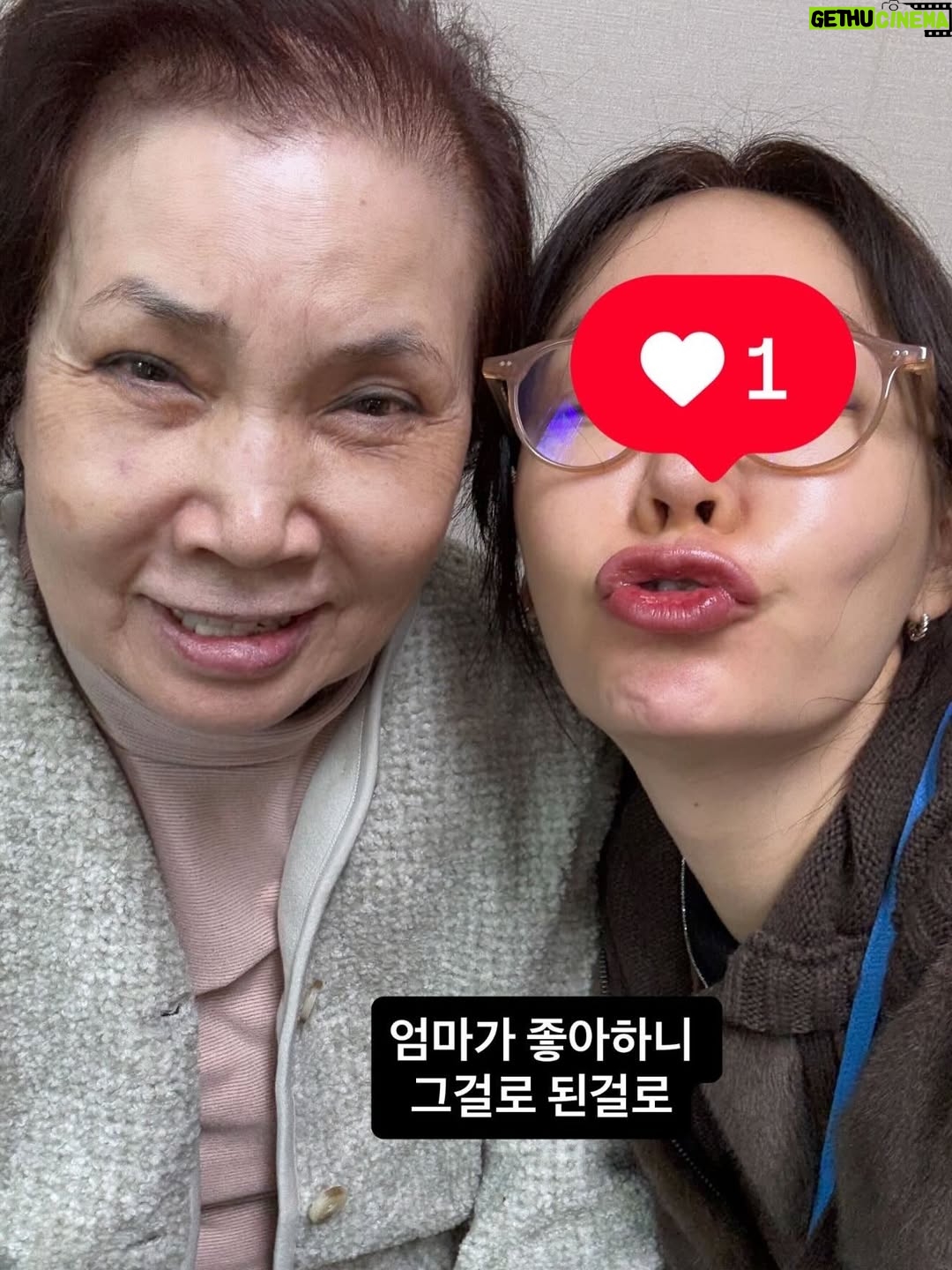Ahn Sun-Young - 2.9K Likes - 어제 방송나간 이후로 정말 많은 응원과 사랑과 격려를 받았어요… 감사합니다. 
엄마 쓰러지시고 모든게 멈추고 세상에 오롯이 나홀로 흑백으로 흘러가는것만 같던 1년여의 시간동안.. 감당할수 없을 정도의 고통스럽던 간병의 시간들을 
모두다 보상받는 기분이에요. 

피한방울 섞이지않은 남들이 나서서 홀로 매달 14시간 비행기를 타고 엄마를 보러 오는 내어깨의 짐을 덜어주겠다며 나없는 시간동안 나대신 엄마를 보러가고 목욕을 시키고 병원에 간식을 나르고 엄마의 안부를 대신 전해주는 그 맘들덕에… 이 모든것들을 감당하고 이겨낼수 있었어요. 
힘들고 어려웠던 수술후유증 치료시간을 엄마도 잘 버텨내신덕에, 지금은 마비나 손떨림 증상은 다 호전되었고 인지장애외에는 신체는 너무 건강히 잘먹고 잘자고 잘 지냐고 계세요. 
서울-토론토 혼자 매달 날아다니는 선영이 짠하다며, 너무 감사하게도, 엄마의 절친분들이 나서서 돌아가며 엄마를 매주 면회할수 있는 스케쥴을 짜서 저랑 단체방을 통해 엄마 안부를 제게 전해주시고 계시고, 그중 한분이 요양보호사로 일하시며 엄마와 같은 요양시설에 상주중이셔서 매일 아침저녁 엄마랑 통화도 시켜주시고 엄마도 기억못하는 엄마의 하루일과를 저에게 소상히 알려주세요. 

너무 감사하죠. 이게 다 “엄마 스스로 만들어 둔 인연”이 저를 도와주시는거니까…  엄마가 저를 위해 대비해둔것 같아 매순간 뭉클하네요. 

못하는 노래 연습에 안무연습에 서울도착하자마자 일주일안에 의상픽업에 엄마 퇴원에, 시설 이사에, 외래진료에 나 집 이사에 혼자해대며 솔직히 괜히 출연한다했나 너무 후회했거든요 , 몸도 맘도 지치고 너무 힘들어서요. 

근데 또 이렇게 친구들이 다함께 나서서 힘을 주고 도와주고 나대신 엄마를 모시고 씻기고 입히고 이쁘게 단장을 시켜서 방청석에 모시고 앉은덕에… 
너무 좋아하시며 노래따라부르며 즐기는 모습을 뒤늦게 어제 방송으로 보며 또 엉엉울었어요. 

엄마가 아직 너무 곱고 이쁘고 밝아서요. 

하길 넘 잘했네요. 엄마는 오늘 재방을 보여드려도 아무것도 기억을 못하시지만, 보여드릴때마다 좋아하세요. 

다시한번, 엄마와 제게 평생 남을 좋은 추억 만들어주신 #블후의명곡 관계자여러분께 깊은 감사를 드립니다. 

방송보시고 함께 울고 웃어주시고 응원해주시는 모든분들께도 감사합니다. 

#살다보니살아진다