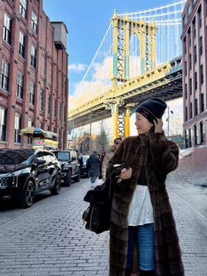 Ahn Sun-Young Instagram - #Dumbo #brooklyn ❤️
13년만에 갔더니 너무 유명해져서 사람들이 줄서서 사진 찍어서 깜놀😅

추억의 장소들 바로와 다시 추억쌓기 놀이🫶
@baro_seo 

#20251224🎄