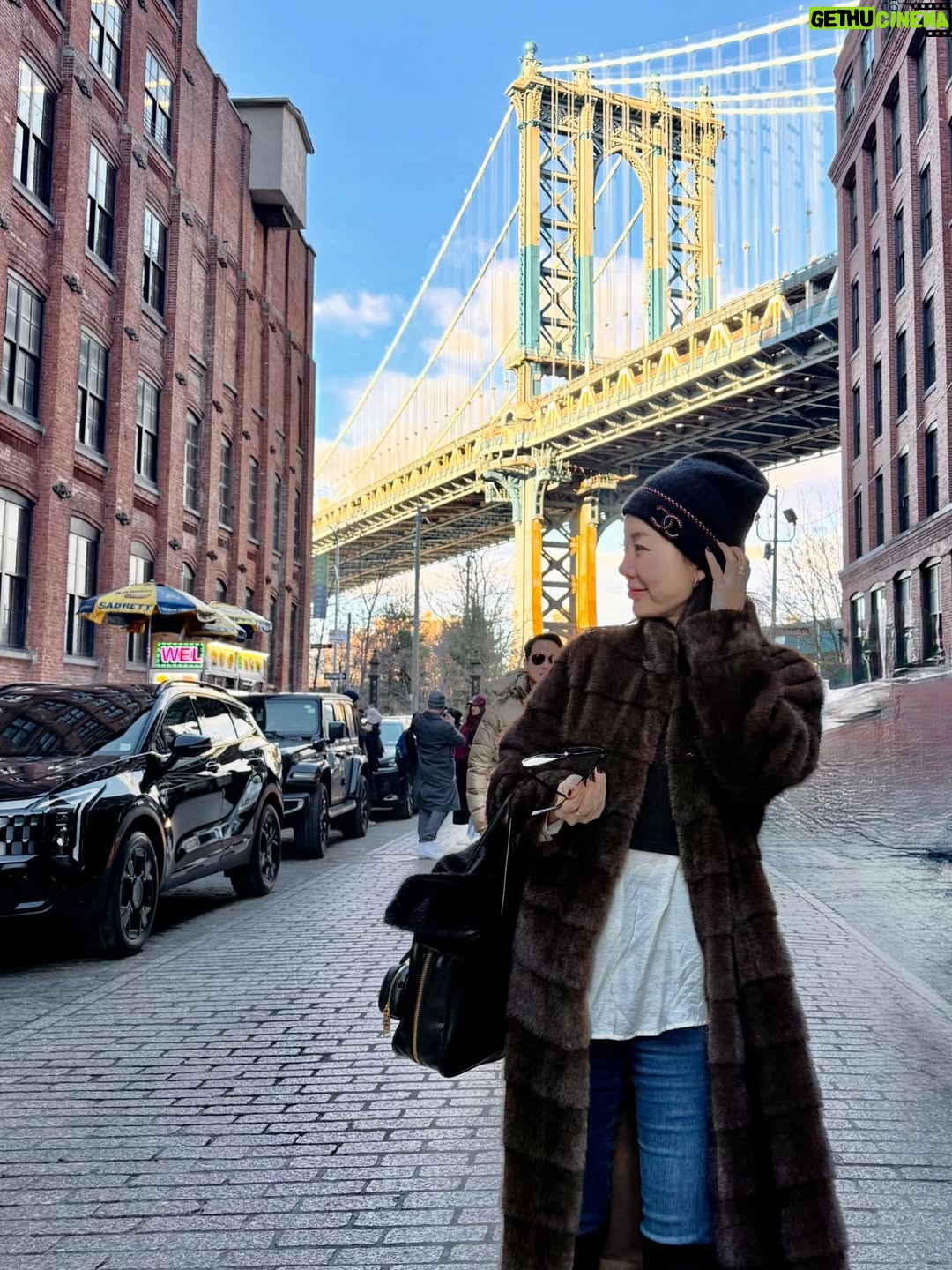 Ahn Sun-Young - 798 Likes - #Dumbo #brooklyn ❤️
13년만에 갔더니 너무 유명해져서 사람들이 줄서서 사진 찍어서 깜놀😅

추억의 장소들 바로와 다시 추억쌓기 놀이🫶
@baro_seo 

#20251224🎄