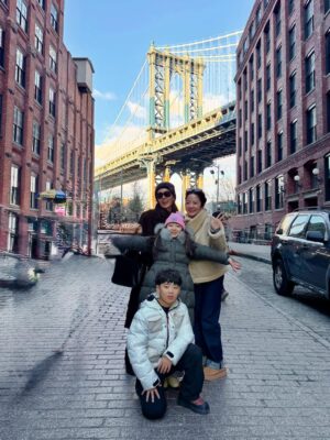 Ahn Sun-Young Instagram - #Dumbo #brooklyn ❤️
13년만에 갔더니 너무 유명해져서 사람들이 줄서서 사진 찍어서 깜놀😅

추억의 장소들 바로와 다시 추억쌓기 놀이🫶
@baro_seo 

#20251224🎄