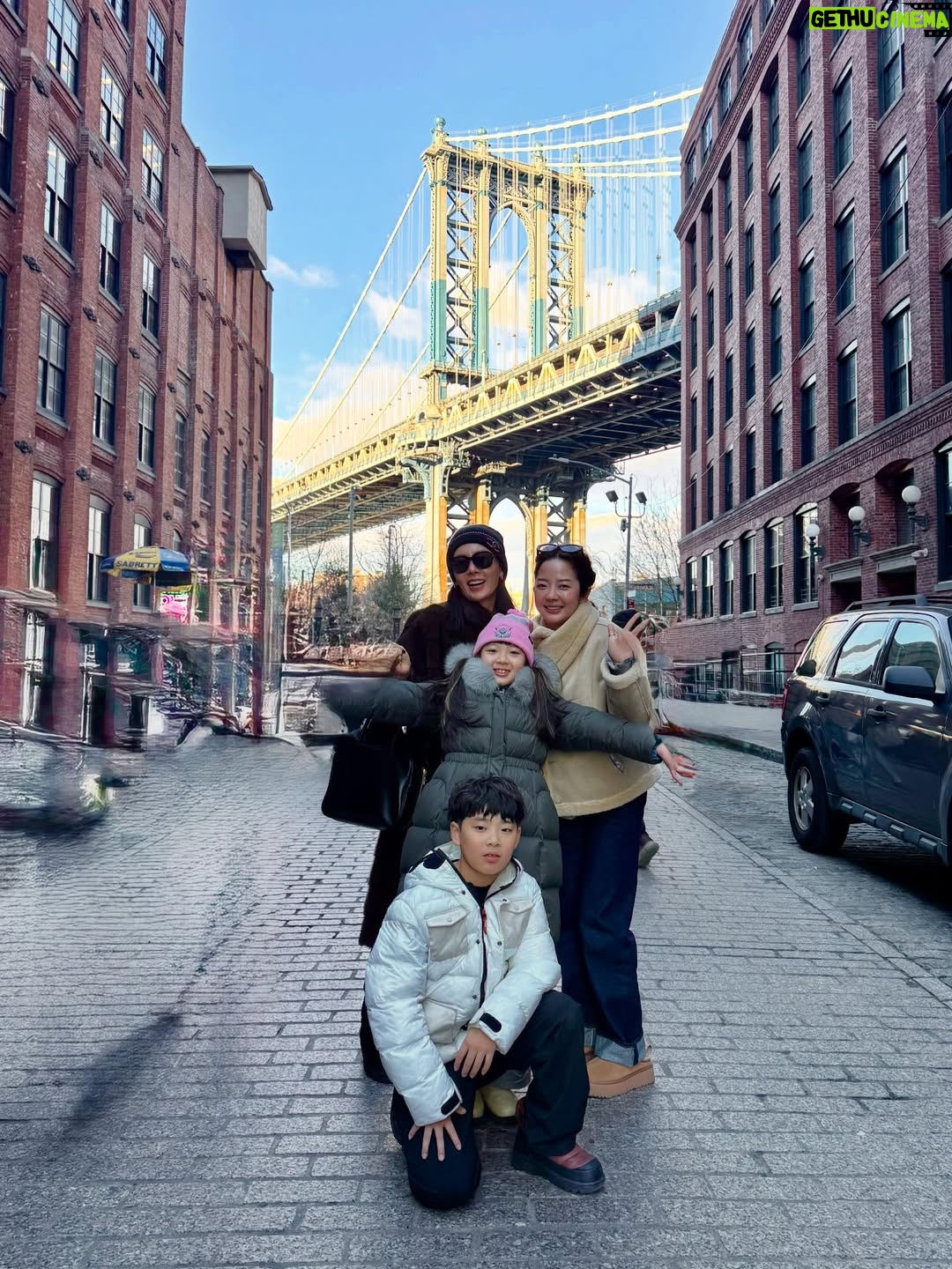 Ahn Sun-Young - 798 Likes - #Dumbo #brooklyn ❤️
13년만에 갔더니 너무 유명해져서 사람들이 줄서서 사진 찍어서 깜놀😅

추억의 장소들 바로와 다시 추억쌓기 놀이🫶
@baro_seo 

#20251224🎄