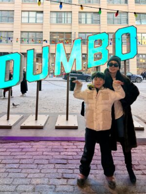 Ahn Sun-Young Instagram - #Dumbo #brooklyn ❤️
13년만에 갔더니 너무 유명해져서 사람들이 줄서서 사진 찍어서 깜놀😅

추억의 장소들 바로와 다시 추억쌓기 놀이🫶
@baro_seo 

#20251224🎄