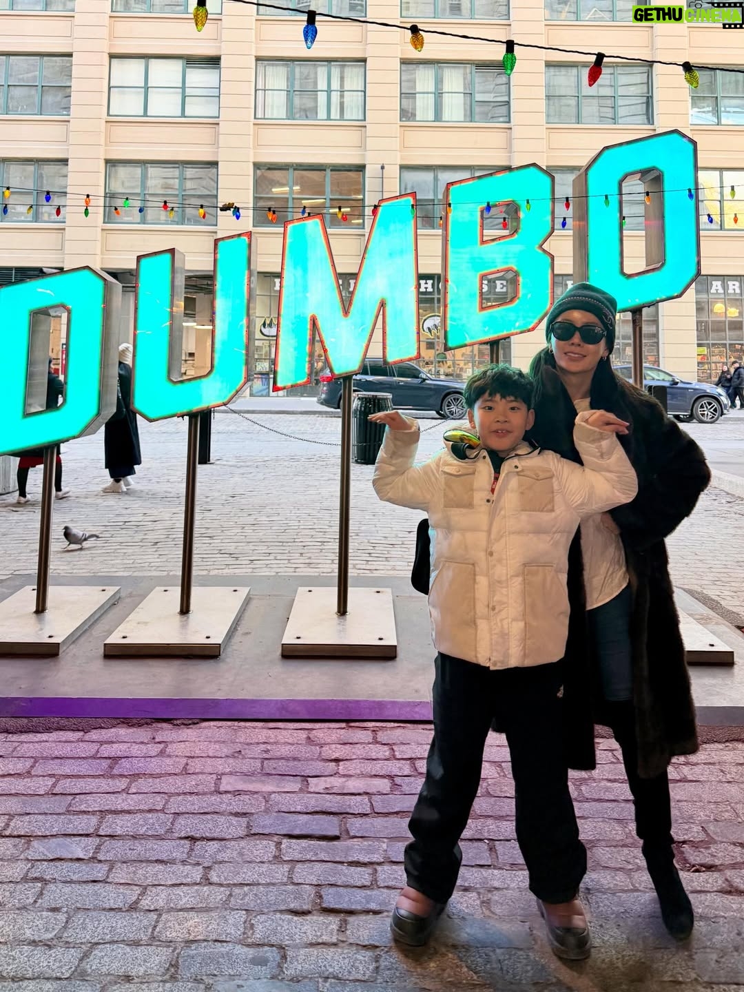 Ahn Sun-Young - 798 Likes - #Dumbo #brooklyn ❤️
13년만에 갔더니 너무 유명해져서 사람들이 줄서서 사진 찍어서 깜놀😅

추억의 장소들 바로와 다시 추억쌓기 놀이🫶
@baro_seo 

#20251224🎄