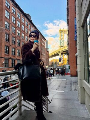 Ahn Sun-Young Instagram - #Dumbo #brooklyn ❤️
13년만에 갔더니 너무 유명해져서 사람들이 줄서서 사진 찍어서 깜놀😅

추억의 장소들 바로와 다시 추억쌓기 놀이🫶
@baro_seo 

#20251224🎄