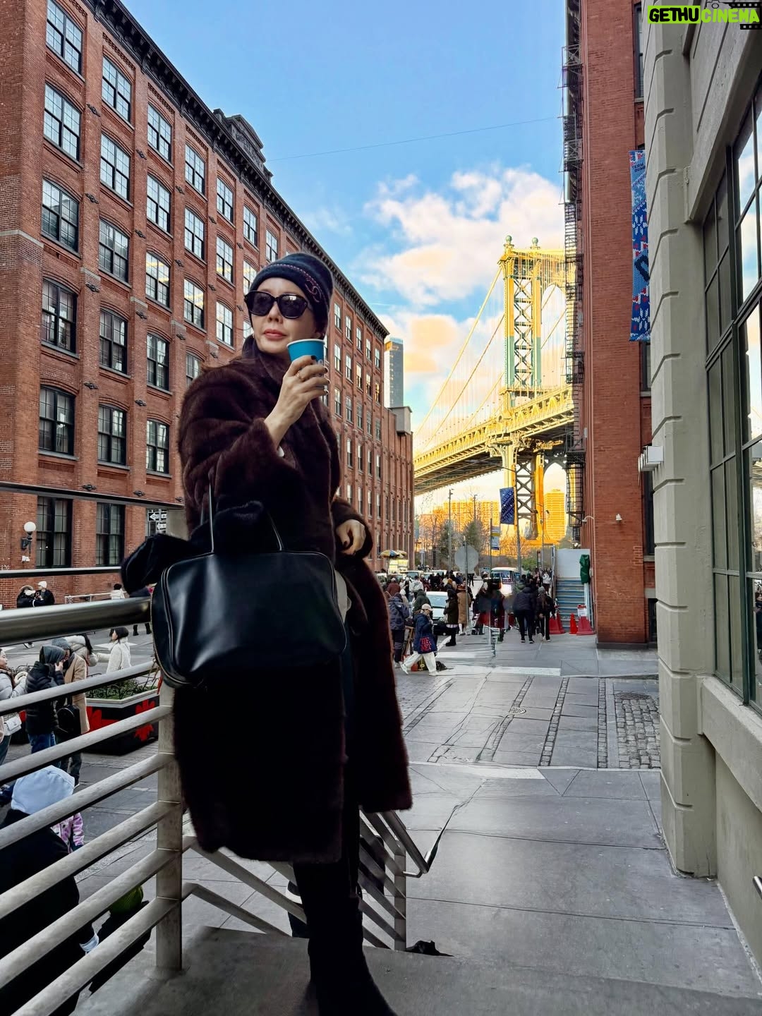 Ahn Sun-Young - 798 Likes - #Dumbo #brooklyn ❤️
13년만에 갔더니 너무 유명해져서 사람들이 줄서서 사진 찍어서 깜놀😅

추억의 장소들 바로와 다시 추억쌓기 놀이🫶
@baro_seo 

#20251224🎄