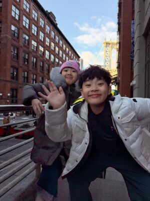 Ahn Sun-Young Instagram - #Dumbo #brooklyn ❤️
13년만에 갔더니 너무 유명해져서 사람들이 줄서서 사진 찍어서 깜놀😅

추억의 장소들 바로와 다시 추억쌓기 놀이🫶
@baro_seo 

#20251224🎄