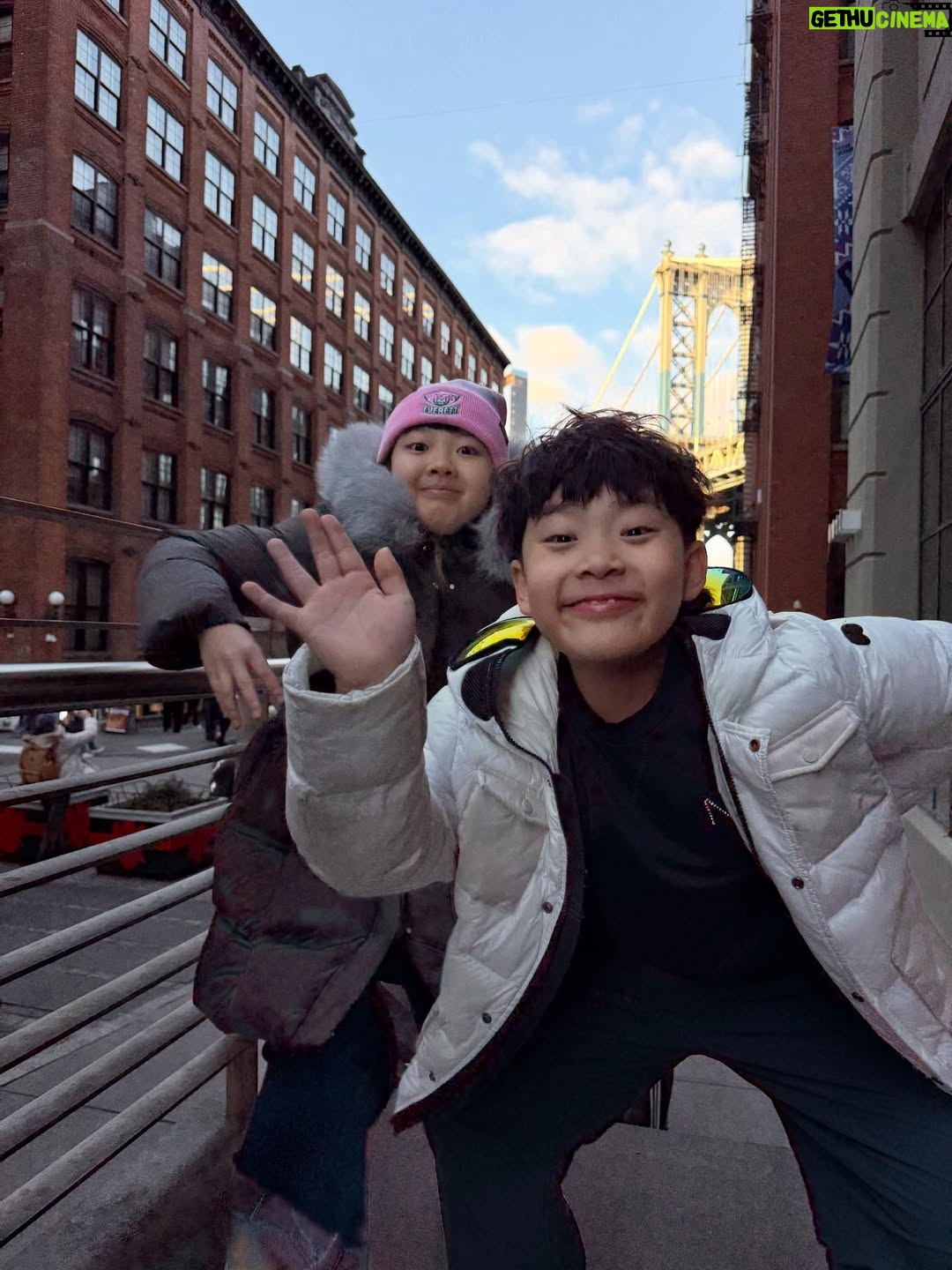 Ahn Sun-Young - 798 Likes - #Dumbo #brooklyn ❤️
13년만에 갔더니 너무 유명해져서 사람들이 줄서서 사진 찍어서 깜놀😅

추억의 장소들 바로와 다시 추억쌓기 놀이🫶
@baro_seo 

#20251224🎄