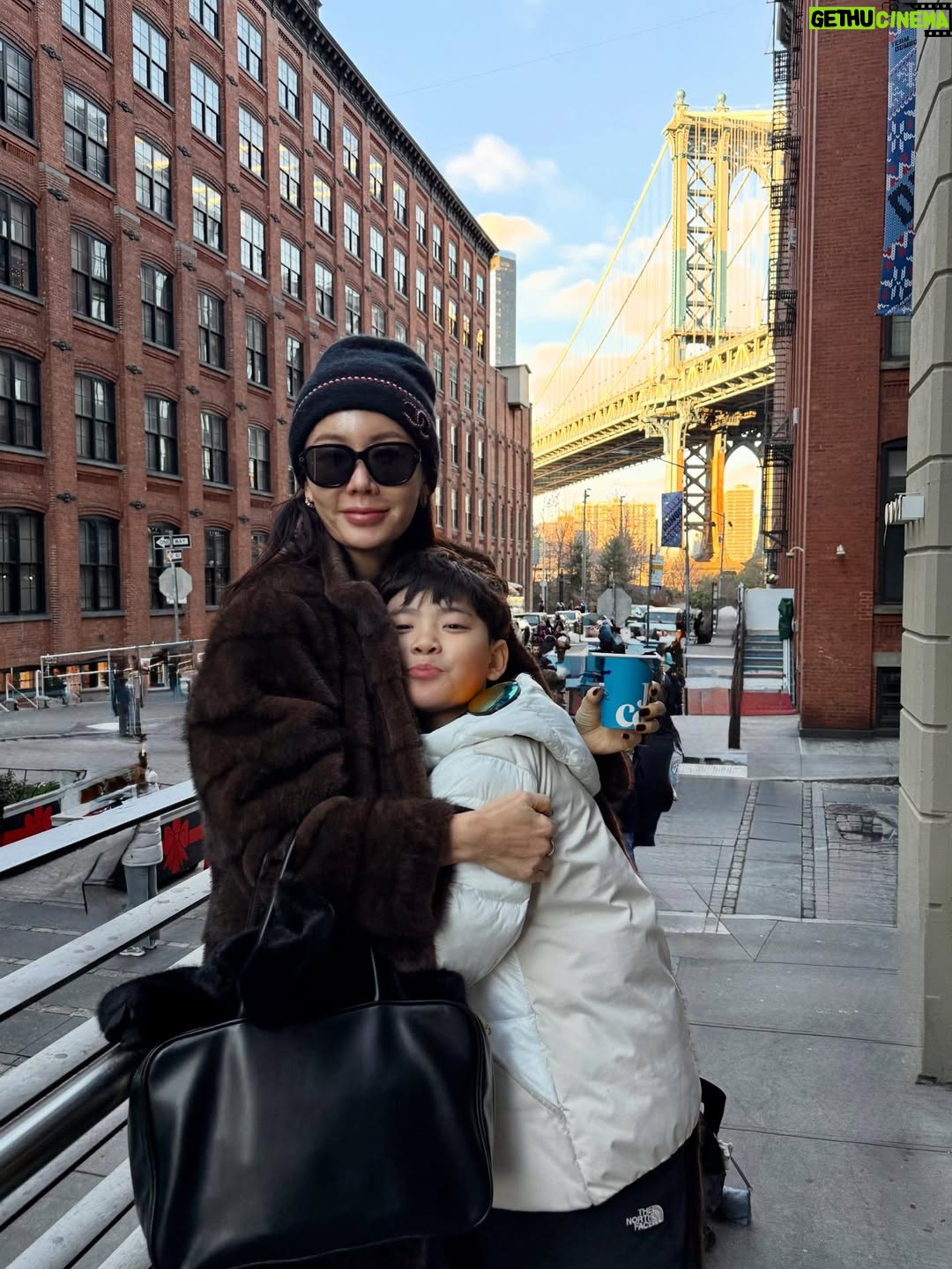 Ahn Sun-Young - 798 Likes - #Dumbo #brooklyn ❤️
13년만에 갔더니 너무 유명해져서 사람들이 줄서서 사진 찍어서 깜놀😅

추억의 장소들 바로와 다시 추억쌓기 놀이🫶
@baro_seo 

#20251224🎄