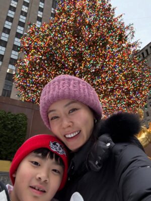 Ahn Sun-Young Instagram - #christmasmood in #NYC 
락펠러센터 아이스링크에서 손잡고 스케이트타기 🫶
With my Love ❤️ @baro_seo 

#니덕에해보는수많은첫경험💕 
#사랑해바로야❤