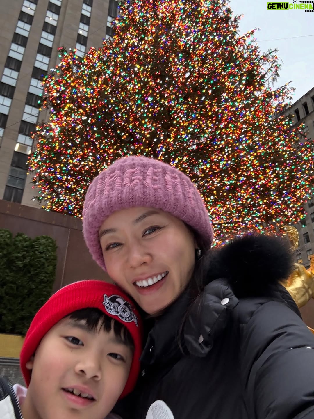 Ahn Sun-Young - 0.9K Likes - #christmasmood in #NYC 
락펠러센터 아이스링크에서 손잡고 스케이트타기 🫶
With my Love ❤️ @baro_seo 

#니덕에해보는수많은첫경험💕 
#사랑해바로야❤
