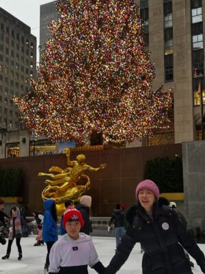 Ahn Sun-Young Instagram - #christmasmood in #NYC 
락펠러센터 아이스링크에서 손잡고 스케이트타기 🫶
With my Love ❤️ @baro_seo 

#니덕에해보는수많은첫경험💕 
#사랑해바로야❤