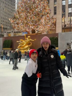 Ahn Sun-Young Instagram - #christmasmood in #NYC 
락펠러센터 아이스링크에서 손잡고 스케이트타기 🫶
With my Love ❤️ @baro_seo 

#니덕에해보는수많은첫경험💕 
#사랑해바로야❤