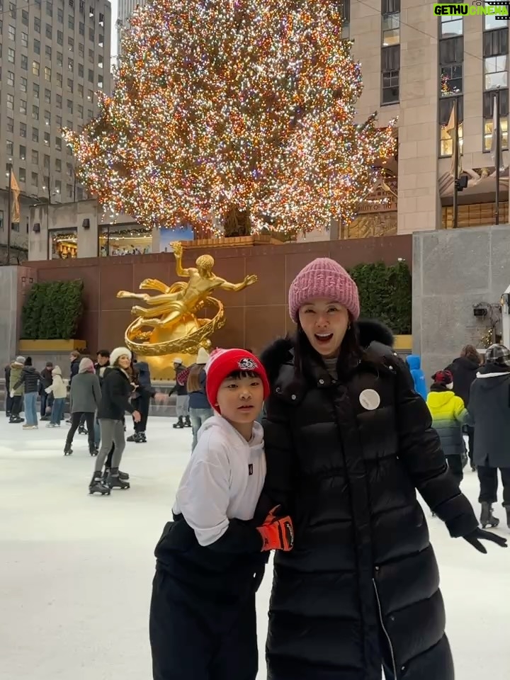 Ahn Sun-Young - 0.9K Likes - #christmasmood in #NYC 
락펠러센터 아이스링크에서 손잡고 스케이트타기 🫶
With my Love ❤️ @baro_seo 

#니덕에해보는수많은첫경험💕 
#사랑해바로야❤