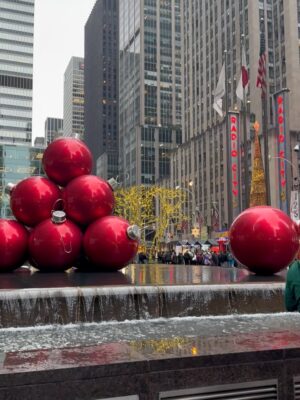 Ahn Sun-Young Instagram - #christmasmood in #NYC 
락펠러센터 아이스링크에서 손잡고 스케이트타기 🫶
With my Love ❤️ @baro_seo 

#니덕에해보는수많은첫경험💕 
#사랑해바로야❤