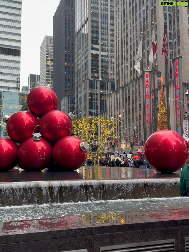 Ahn Sun-Young - 0.9K Likes - #christmasmood in #NYC 
락펠러센터 아이스링크에서 손잡고 스케이트타기 🫶
With my Love ❤️ @baro_seo 

#니덕에해보는수많은첫경험💕 
#사랑해바로야❤