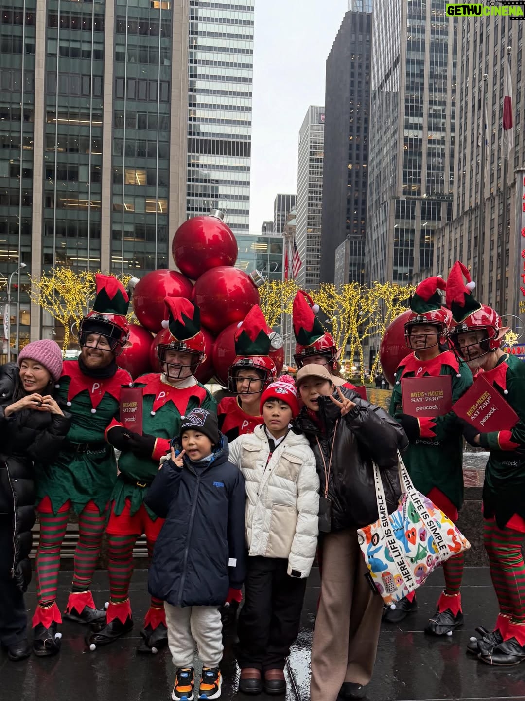 Ahn Sun-Young - 0.9K Likes - #christmasmood in #NYC 
락펠러센터 아이스링크에서 손잡고 스케이트타기 🫶
With my Love ❤️ @baro_seo 

#니덕에해보는수많은첫경험💕 
#사랑해바로야❤