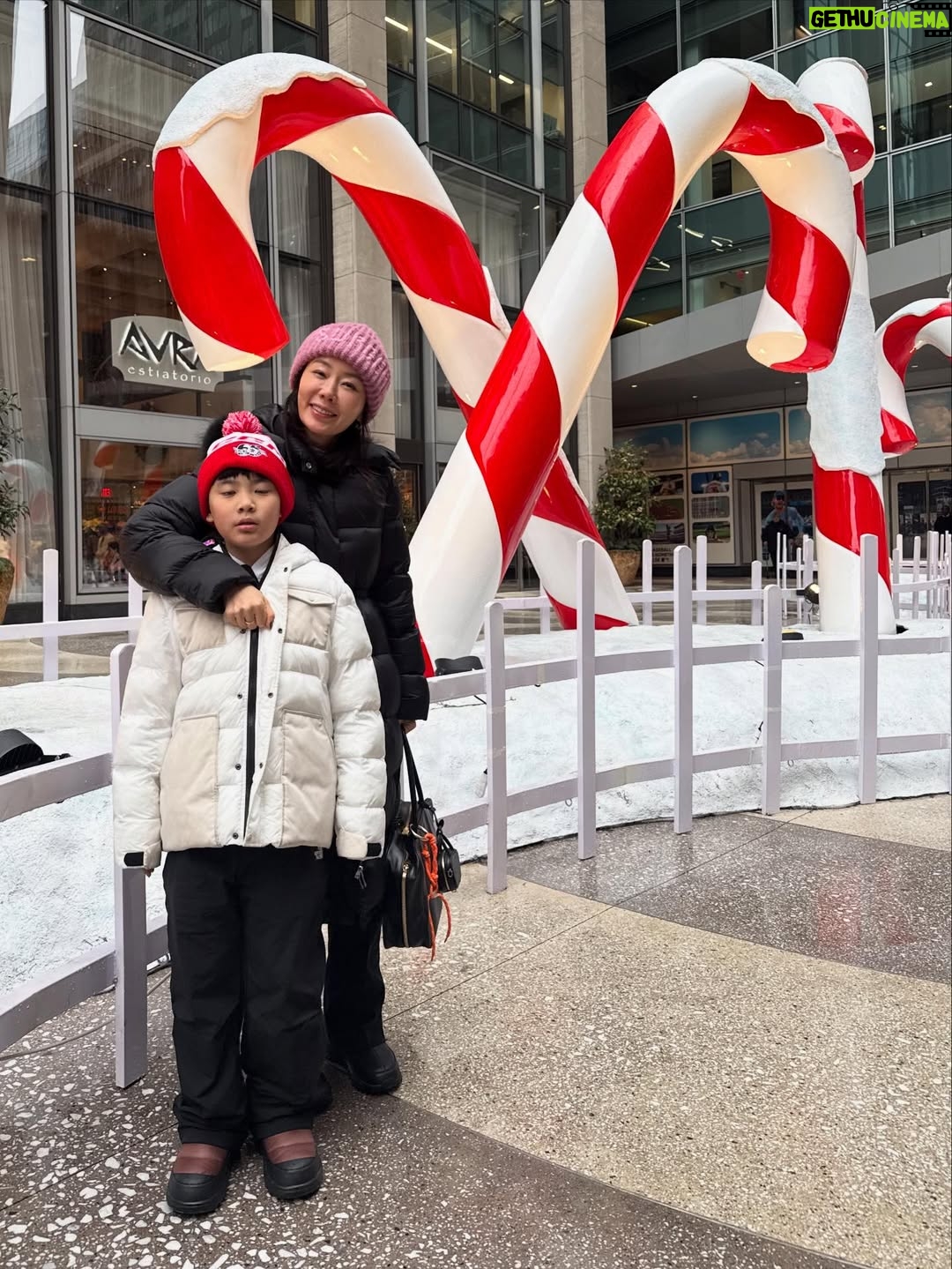 Ahn Sun-Young - 0.9K Likes - #christmasmood in #NYC 
락펠러센터 아이스링크에서 손잡고 스케이트타기 🫶
With my Love ❤️ @baro_seo 

#니덕에해보는수많은첫경험💕 
#사랑해바로야❤