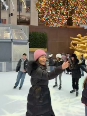 Ahn Sun-Young Instagram - #christmasmood in #NYC 
락펠러센터 아이스링크에서 손잡고 스케이트타기 🫶
With my Love ❤️ @baro_seo 

#니덕에해보는수많은첫경험💕 
#사랑해바로야❤