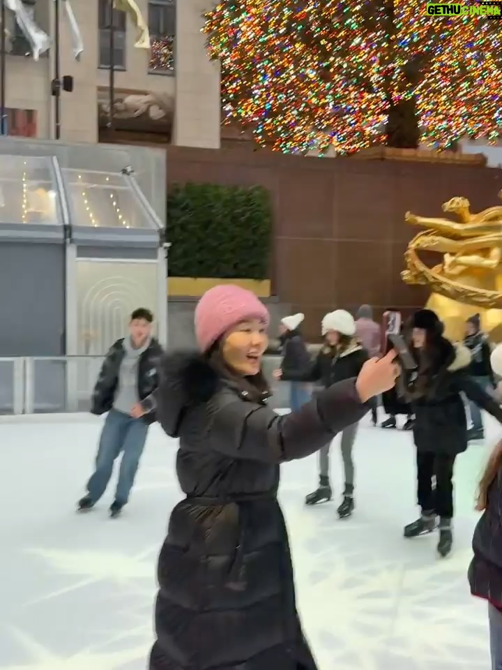 Ahn Sun-Young - 0.9K Likes - #christmasmood in #NYC 
락펠러센터 아이스링크에서 손잡고 스케이트타기 🫶
With my Love ❤️ @baro_seo 

#니덕에해보는수많은첫경험💕 
#사랑해바로야❤