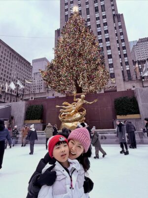 Ahn Sun-Young Instagram - #christmasmood in #NYC 
락펠러센터 아이스링크에서 손잡고 스케이트타기 🫶
With my Love ❤️ @baro_seo 

#니덕에해보는수많은첫경험💕 
#사랑해바로야❤