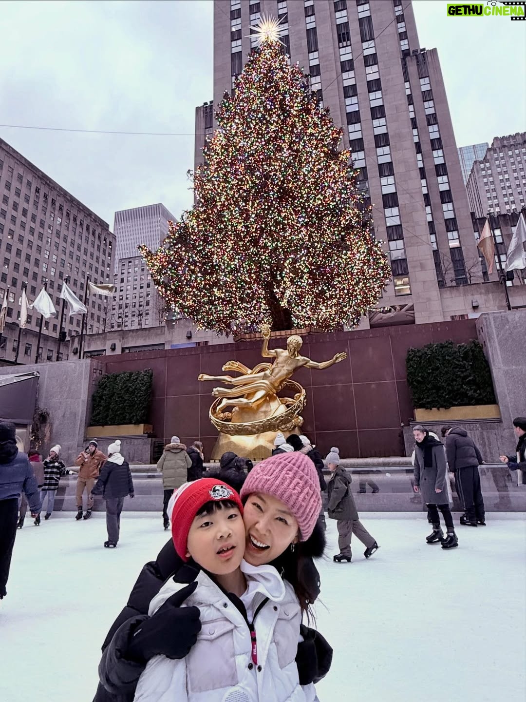 Ahn Sun-Young - 0.9K Likes - #christmasmood in #NYC 
락펠러센터 아이스링크에서 손잡고 스케이트타기 🫶
With my Love ❤️ @baro_seo 

#니덕에해보는수많은첫경험💕 
#사랑해바로야❤