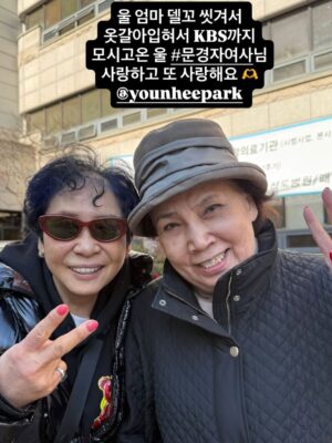Ahn Sun-Young Instagram - 어제 방송나간 이후로 정말 많은 응원과 사랑과 격려를 받았어요… 감사합니다. 
엄마 쓰러지시고 모든게 멈추고 세상에 오롯이 나홀로 흑백으로 흘러가는것만 같던 1년여의 시간동안.. 감당할수 없을 정도의 고통스럽던 간병의 시간들을 
모두다 보상받는 기분이에요. 

피한방울 섞이지않은 남들이 나서서 홀로 매달 14시간 비행기를 타고 엄마를 보러 오는 내어깨의 짐을 덜어주겠다며 나없는 시간동안 나대신 엄마를 보러가고 목욕을 시키고 병원에 간식을 나르고 엄마의 안부를 대신 전해주는 그 맘들덕에… 이 모든것들을 감당하고 이겨낼수 있었어요. 
힘들고 어려웠던 수술후유증 치료시간을 엄마도 잘 버텨내신덕에, 지금은 마비나 손떨림 증상은 다 호전되었고 인지장애외에는 신체는 너무 건강히 잘먹고 잘자고 잘 지냐고 계세요. 
서울-토론토 혼자 매달 날아다니는 선영이 짠하다며, 너무 감사하게도, 엄마의 절친분들이 나서서 돌아가며 엄마를 매주 면회할수 있는 스케쥴을 짜서 저랑 단체방을 통해 엄마 안부를 제게 전해주시고 계시고, 그중 한분이 요양보호사로 일하시며 엄마와 같은 요양시설에 상주중이셔서 매일 아침저녁 엄마랑 통화도 시켜주시고 엄마도 기억못하는 엄마의 하루일과를 저에게 소상히 알려주세요. 

너무 감사하죠. 이게 다 “엄마 스스로 만들어 둔 인연”이 저를 도와주시는거니까…  엄마가 저를 위해 대비해둔것 같아 매순간 뭉클하네요. 

못하는 노래 연습에 안무연습에 서울도착하자마자 일주일안에 의상픽업에 엄마 퇴원에, 시설 이사에, 외래진료에 나 집 이사에 혼자해대며 솔직히 괜히 출연한다했나 너무 후회했거든요 , 몸도 맘도 지치고 너무 힘들어서요. 

근데 또 이렇게 친구들이 다함께 나서서 힘을 주고 도와주고 나대신 엄마를 모시고 씻기고 입히고 이쁘게 단장을 시켜서 방청석에 모시고 앉은덕에… 
너무 좋아하시며 노래따라부르며 즐기는 모습을 뒤늦게 어제 방송으로 보며 또 엉엉울었어요. 

엄마가 아직 너무 곱고 이쁘고 밝아서요. 

하길 넘 잘했네요. 엄마는 오늘 재방을 보여드려도 아무것도 기억을 못하시지만, 보여드릴때마다 좋아하세요. 

다시한번, 엄마와 제게 평생 남을 좋은 추억 만들어주신 #블후의명곡 관계자여러분께 깊은 감사를 드립니다. 

방송보시고 함께 울고 웃어주시고 응원해주시는 모든분들께도 감사합니다. 

#살다보니살아진다